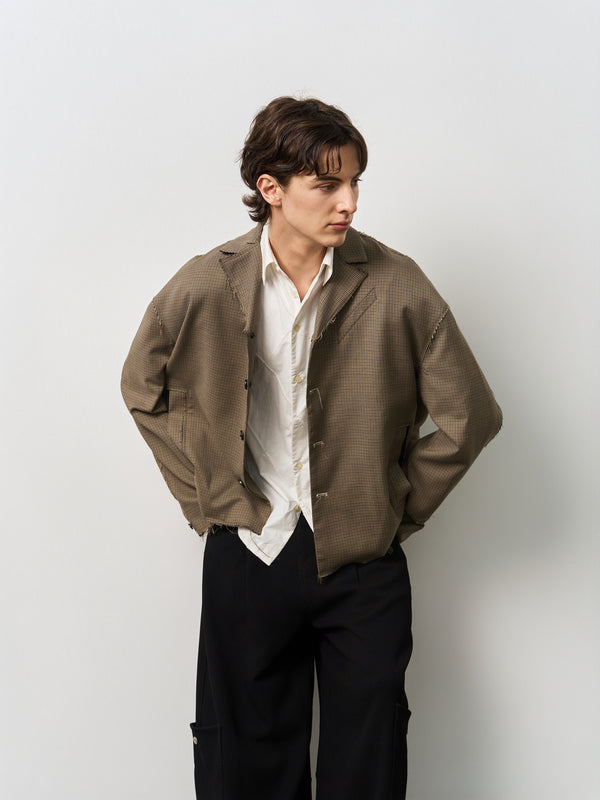 닳고 헐렁한 수트 재킷