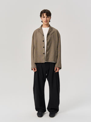 닳고 헐렁한 수트 재킷